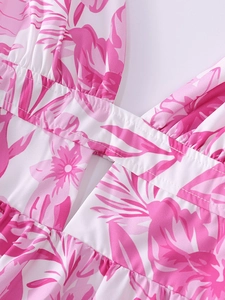 Détail d'une robe fleurie avec découpe à la taille et texture de tissu plissée élégante