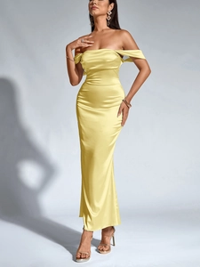 Détail de la robe en satin jaune clair montrant l'encolure bateau et le bustier froncé