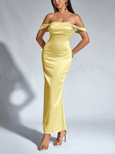 Vue détaillée de la robe en satin jaune pâle épaules dénudées avec coupe sirène