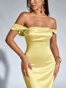 Détail de la robe en satin jaune pâle à épaules dénudées avec coupe ajustée soyeuse