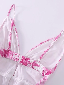 Détail des bretelles réglables et du dos élastique plissé sur robe à fleurs