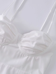 Détails du bustier plissé et des fines bretelles de la robe d'été blanche élégante