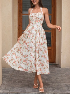Dettaglio dell'abito midi floreale con scollo all'americana e fiocco decorativo in vita