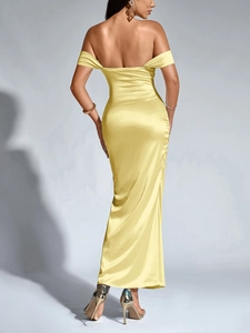 Vue arrière d'une robe en satin jaune avec col bardot et détails de dos nu élégant