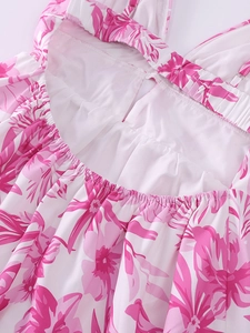 Détails de robe à fleurs roses avec bretelles élastiques et coutures soignées