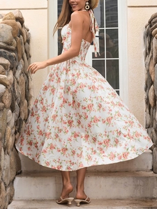 Dettaglio del vestito estivo con stampa floreale rosa ed elegante design aperto dietro