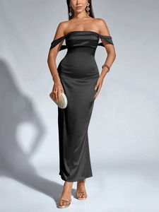 Détail d'une robe de soirée élégante en satin noir à épaules dénudées avec coupe slim