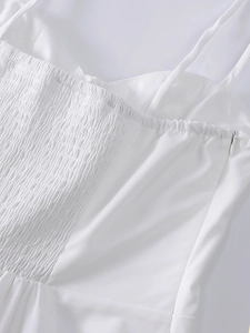 Détail de la robe d'été blanche montrant le dos smocké et la fermeture éclair invisible