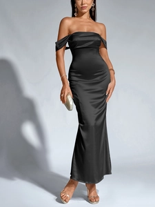 Détail de la robe longue noire à épaules dénudées avec encolure froncée et fini satiné