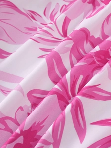 Détail de l'imprimé floral tropical et du tissu en mousseline plissée de la robe d'été