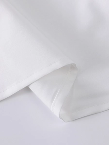 Détail de couture à aiguille unique et ourlet lisse sur robe en tissu blanc tissé