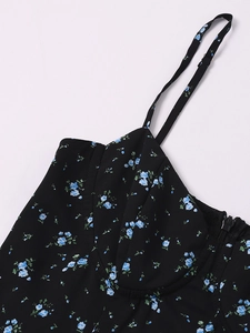 Détail des bretelles réglables et du décolleté en cœur sur une robe d'été fleurie