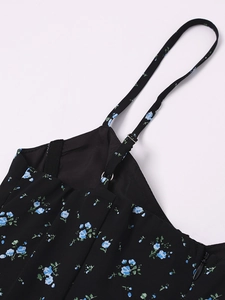 Détail d'une robe à fleurs avec bretelles réglables et fermeture éclair invisible