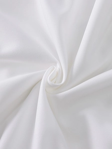 Gros plan du tissu plissé blanc avec un éclat doux et un détail de drapé élégant