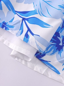 Détail de l'imprimé floral tropical bleu et blanc avec finitions soignées de l'ourlet