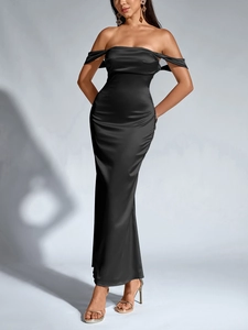 Détail de l'encolure à épaules dénudées et manches drapées sur robe en satin noir