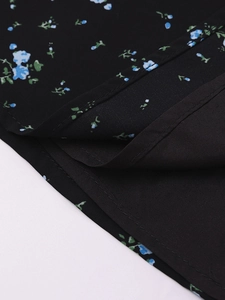 Détail du tissu à fleurs bleues avec doublure intérieure et ourlet à double piqûre soigné