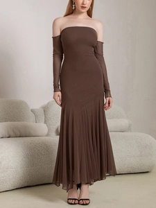 Détails de la robe marron à épaules dénudées avec manches en tulle et ourlet volanté