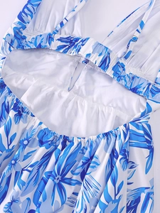 Détail de la robe fleurie dos nu avec bretelles réglables et taille élastiquée