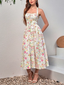 Dettaglio dell'abito midi avorio a fiori con scollatura all'americana e coulisse
