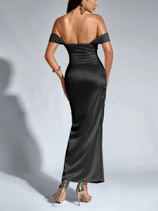 Vue arrière d'une robe sirène noire en satin à épaules dénudées avec un design dos nu