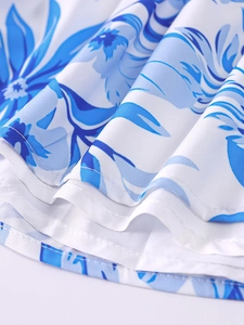 Détail de la robe d'été avec imprimé floral bleu montrant l'ourlet à plusieurs couches