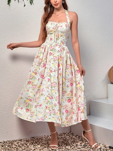 Dettaglio dell'abito floreale all'americana con coulisse e design con vita aderente