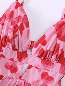 Détail d'une robe rose à fleurs avec décolleté en V, découpe et coutures de précision élégantes