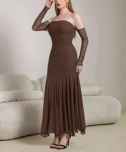 Détail d'une robe marron à épaules dénudées en maille avec manches assorties et ourlet volanté