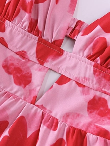 Vue détaillée d'une mini robe fleurie rose avec découpe à la taille et plis délicats