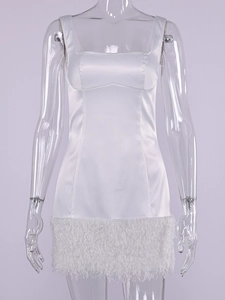 Gros plan sur robe en satin blanc avec ourlet en fausse fourrure et encolure carrée chic