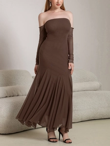 Détail d'une robe marron chocolat en tulle avec manches longues et textures plissées