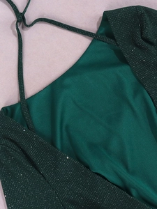 Détail de la robe en satin vert foncé avec bretelles pailletées et coutures soignées