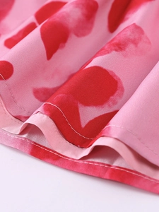 Détail du tissu à imprimé cœur aquarelle rose avec fini satiné et couture d'ourlet