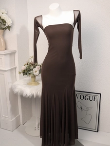 Détail de la robe marron foncé à épaules dénudées, manches en résille et ourlet queue de sirène