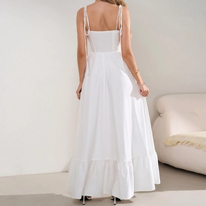 Robe longue blanche dos nu avec bretelles à nouer et détail de dos smocké élégant