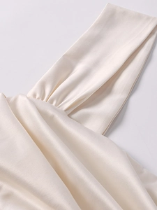 Détail de la robe longue en satin élégante montrant des bretelles larges et des plis délicats