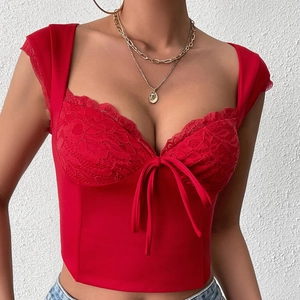Top a corsetto rosso attillato con bordo in pizzo, scollo a cuore e fiocco decorativo