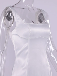 Détail d'une robe en satin blanc avec encolure carrée et coutures ajustées élégantes