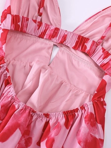 Détail de la robe à fleurs dos nu avec bretelles réglables et élastique froncé