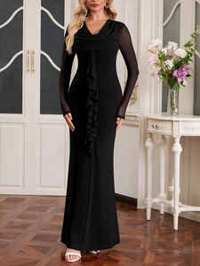 Détail de volants verticaux et manches en mesh sur une robe de soirée noire moulante chic