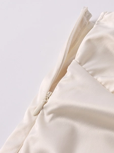 Vue détaillée de la fermeture éclair invisible sur le tissu en satin champagne élégant
