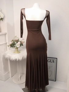 Détail d'une robe marron ajustée avec dos nu sexy et manches longues en tulle fin