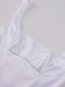 Détail de robe en satin blanc avec buste plissé élégant et décolleté carré raffiné