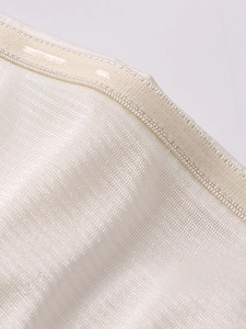 Détail de la bande de silicone antidérapante sur l'ourlet de la robe mate élastique