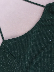 Détail de la robe tricotée à paillettes vert foncé avec fines bretelles et texture