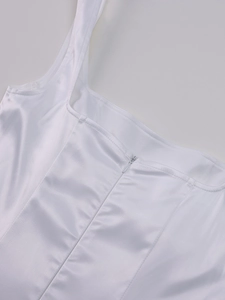 Détail du décolleté carré et de la fermeture éclair invisible sur robe en satin