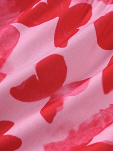 Gros plan sur le tissu rose avec imprimé papillon rouge et texture textile lisse