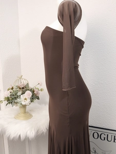 Détail de robe café à une épaule avec manche en résille et texture drapée élégante