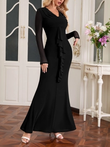 Détail d'une robe moulante noire avec manches en tulle transparent et volants décoratifs